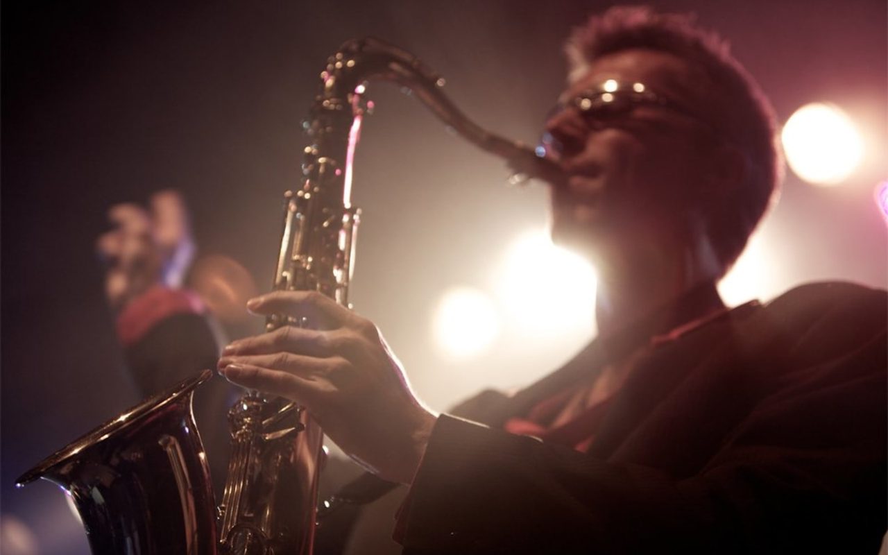 Saxofonsolo i modlys