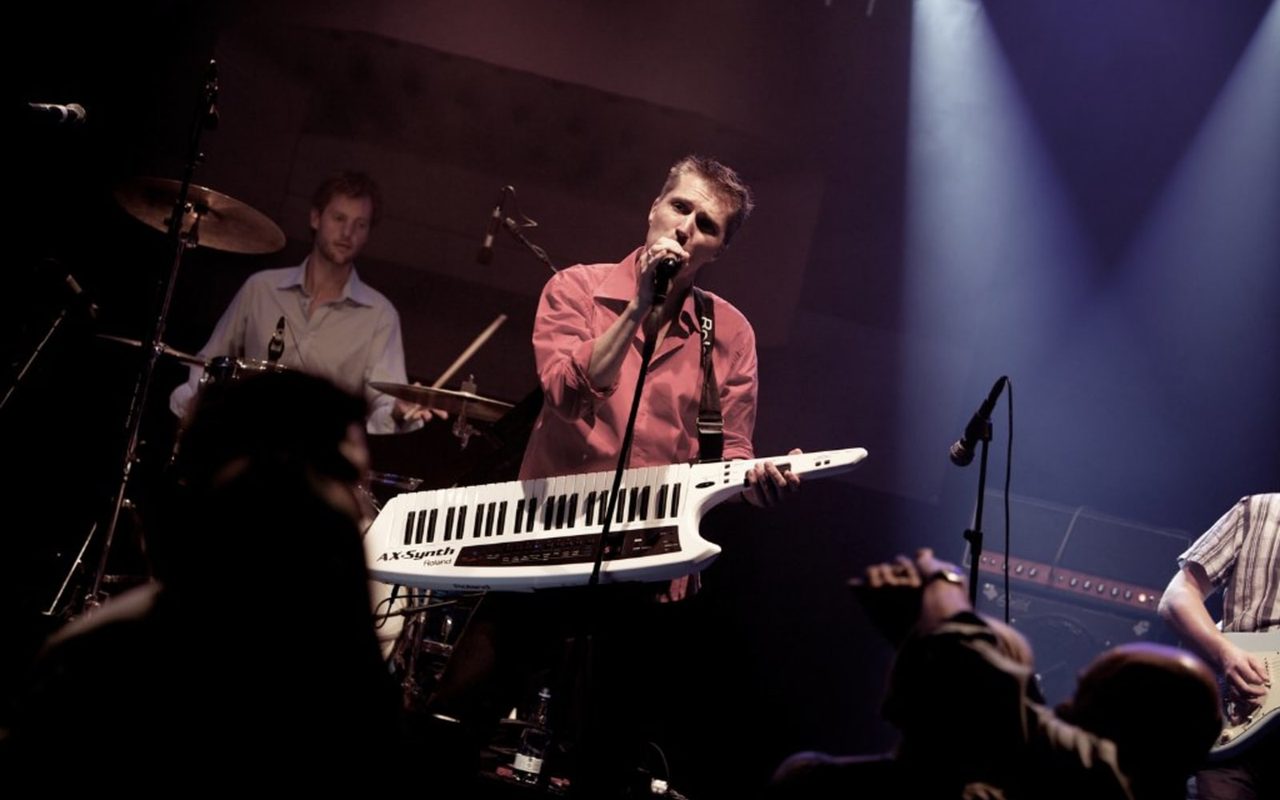 Keytar og trommer på scenen