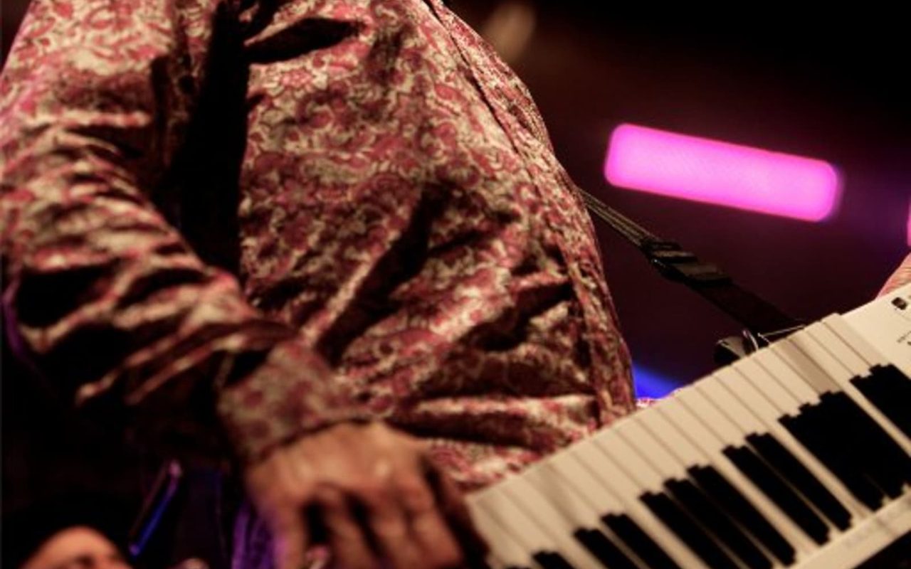 Keyboardspiller i pink scenelys