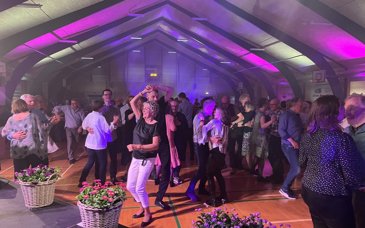 Fyldt dansegulv til fest med Sofagruppen