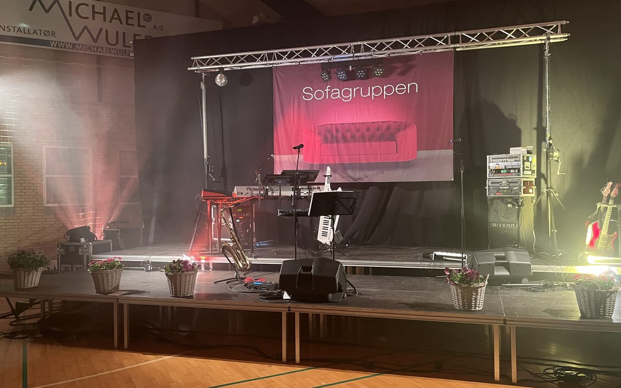 Scenen klar med Sofagruppens backdrop og lysrig