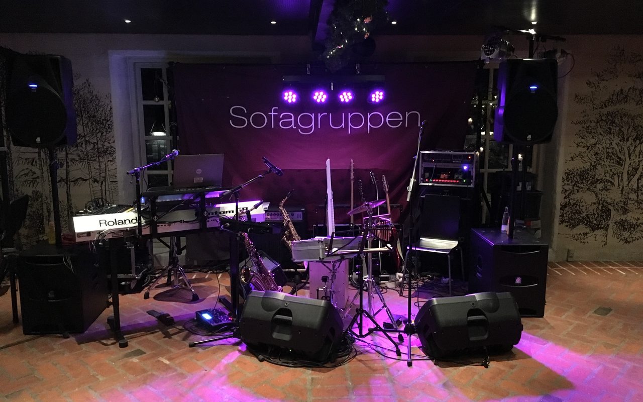 Sofagruppens opstilling i en festsal